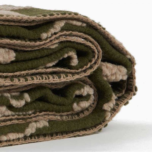 Plaid in lana cotta cervi particolare della cucitura