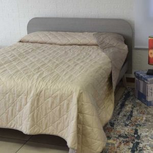 Quilt matrimoniale indicolor beige/tortora ambientato