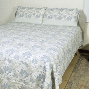 Lenzuola matrimoniali in flanella camelia azzurro ambientate